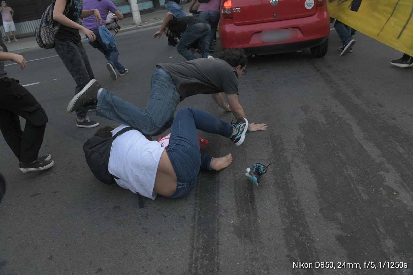 Motorista atropela manifestantes em Niterói, no Rio